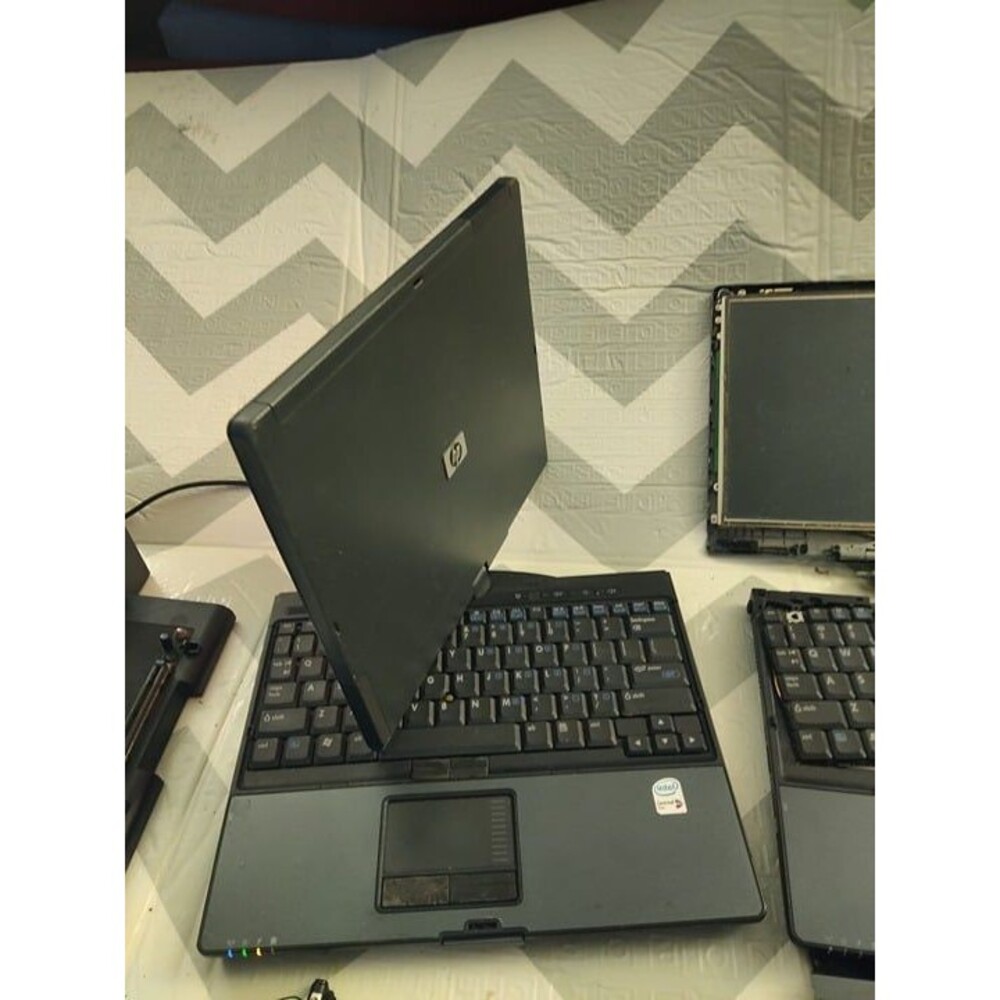 HP Compaq tc4400 2-in-1 Tablet Laptop, Docking Station, Another HP Tc4200 Parts - Picture 12 of 12
